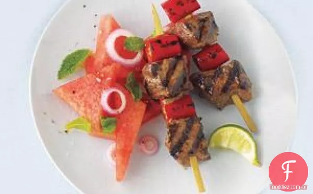 Kebabs De Carne Picante Com Salada De Melancia