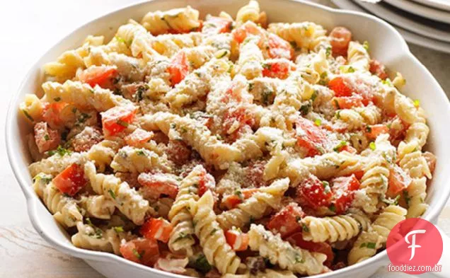 Rotini com tomates frescos e manjericão