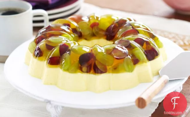 Sobremesa cremosa de limão com uvas frescas