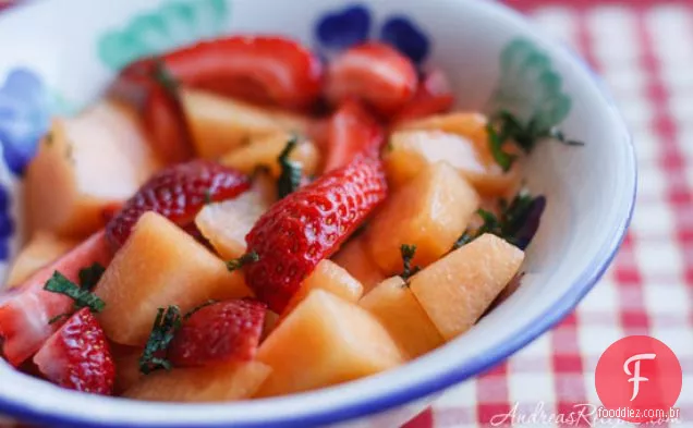 Salada De Morango Cantaloupe Com Calda De Limão E Hortelã