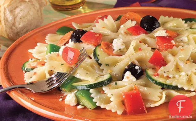 Salada de macarrão e pimenta vestida