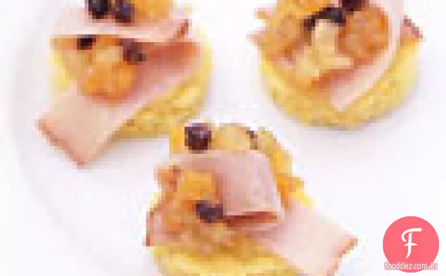 Chutney De Maçã De Presunto E Melão Da Virgínia Em Rodadas De Pão De Milho