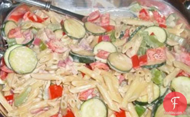 Macarrão com legumes em um molho de tahine e iogurte