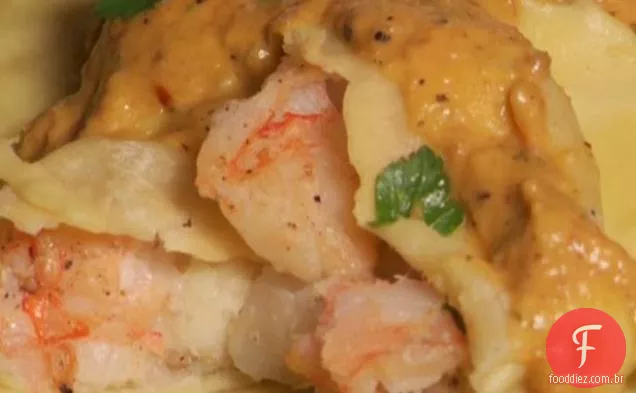Ravioli de bacalhau com camarão e sal com molho Romesco de pimenta amarela