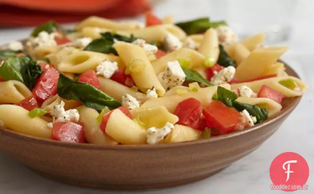 Mostaccioli com espinafre e queijo Feta