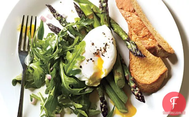 Espargos assados e salada de rúcula com ovo escalfado