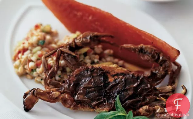 Caranguejos de casca mole com salada Farro