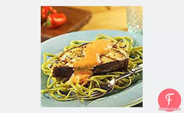 Peixe Grelhado Sobre Linguine Com Molho De Pimenta Assada