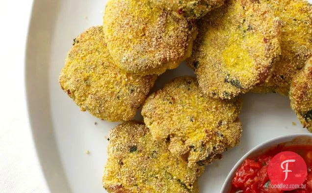Bolos de peixe com crosta de Polenta com molho de tomate picante