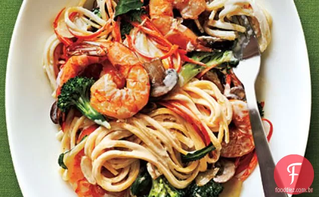 Linguine cremoso com camarão e vegetais