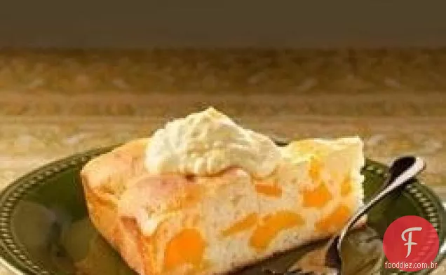 Bolo de pêssego bonito com cobertura de abacaxi