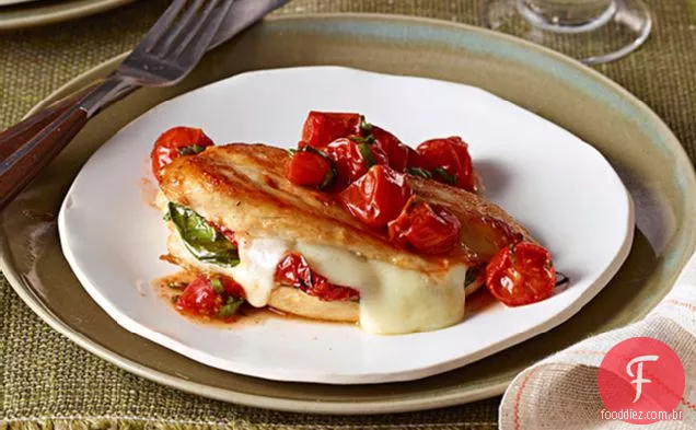Frango com manjericão com tomate assado