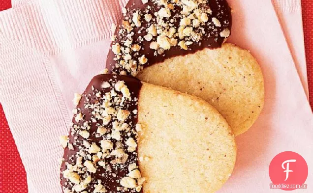 Corações De Shortbread De Avelã Mergulhados Em Chocolate