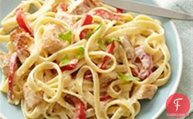 Fettuccine cremoso Alfredo com frango e pimentão
