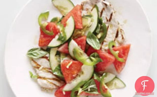 Costeletas de porco grelhadas com salada de melancia e pepino