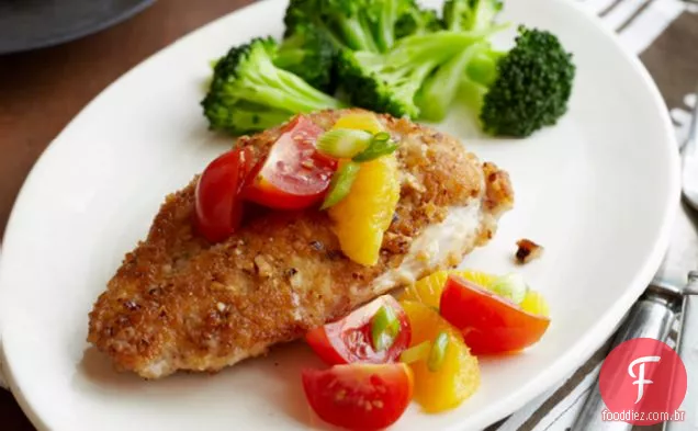 Frango com casca de noz-pecã com cobertura de citrinos e tomate