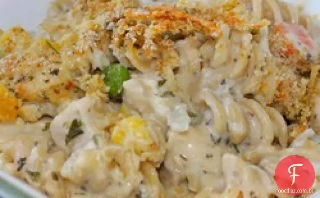 Caçarola de frango e macarrão com legumes misturados