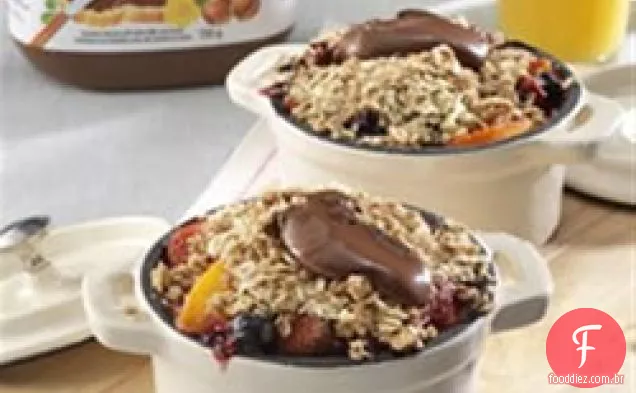 Crumble de frutas do café da manhã coberto com NUTELLA®