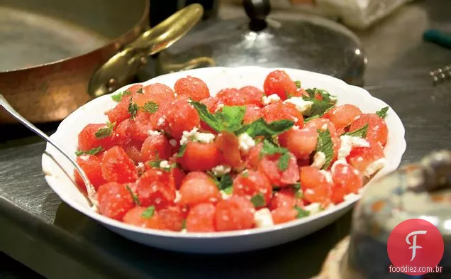 Salada de melancia com queijo Feta e hortelã