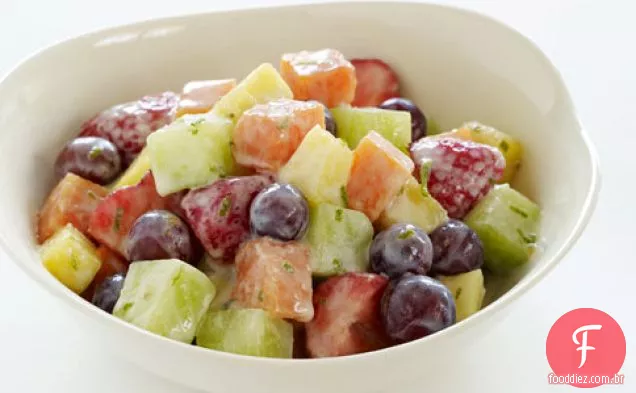 Salada de frutas com molho de mel e limão