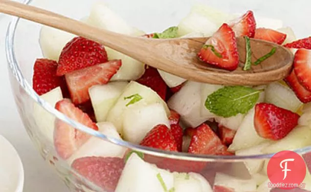 Salada de melão e morango com xarope picante de capim-limão