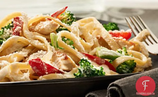 Fettuccine Italiano Cremoso Da Galinha