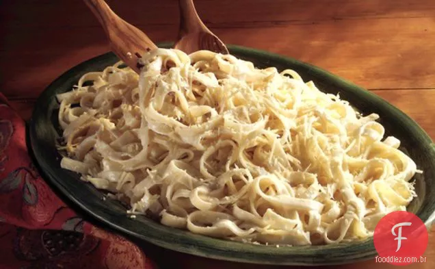 Fettuccine com molho Alfredo caseiro