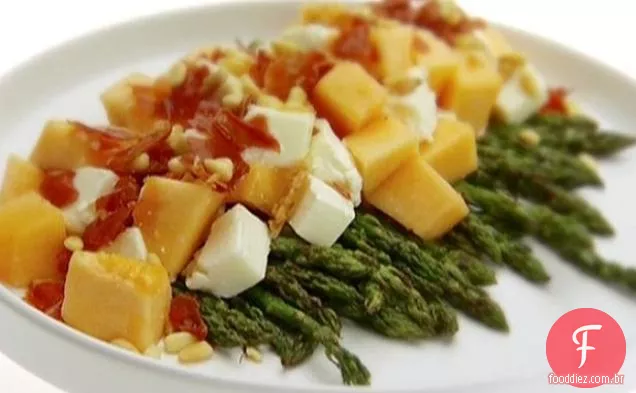 Espargos grelhados e salada de melão