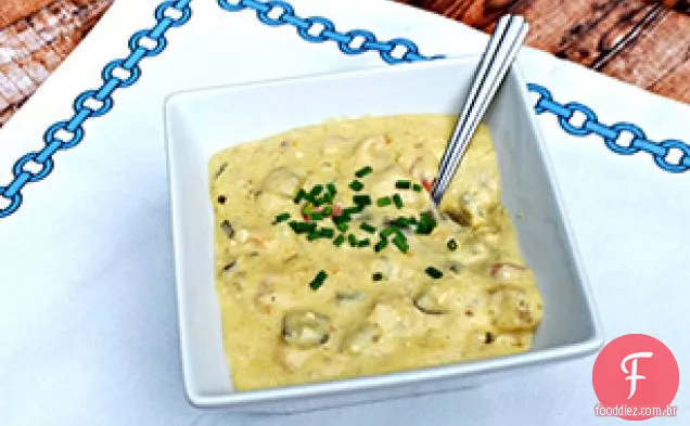 Fogão lento cremoso ensopado de frango e batata