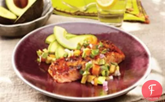 Salmão grelhado marinado com abacate e Salsa de frutas com caroço