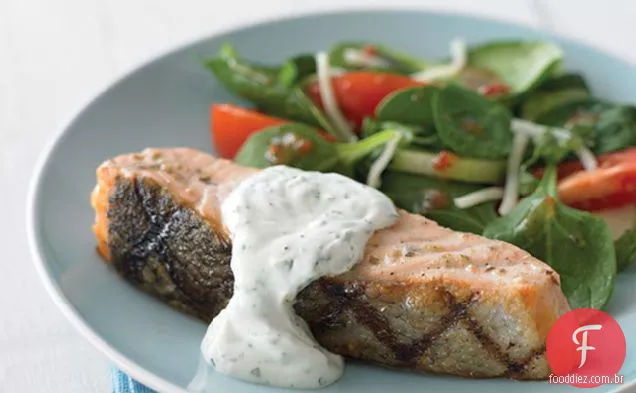 Salmão grelhado com molho de ervas