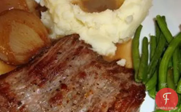 Bife De Cabide grelhado com molho Demi de chalota assada e feijão verde de alho grelhado