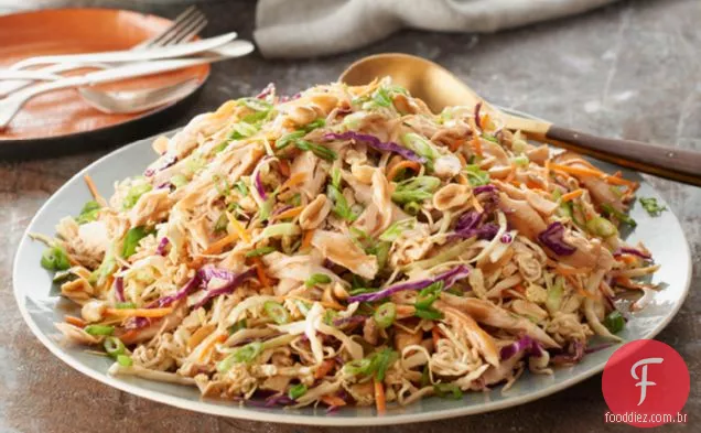 Salada asiática de frango, repolho e macarrão
