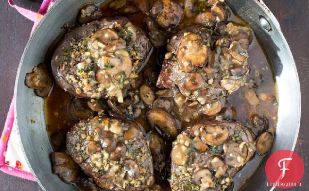 Bifes frescos do Lombo da carne erva-revestida com molho do cogumelo
