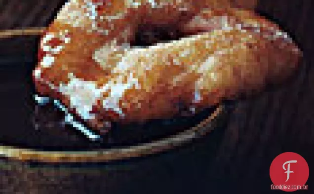 Beignets de cidra de maçã com molho de caramelo de manteiga e Rum