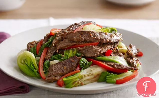 Carne asiática com o bebé Bok Choy