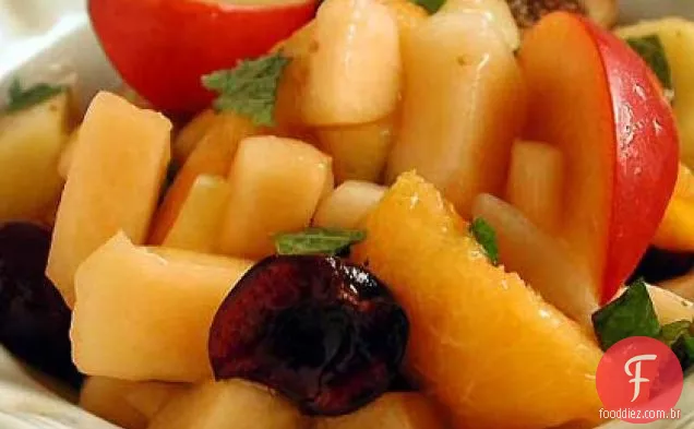 Salada de frutas de verão com xarope de limão e mel