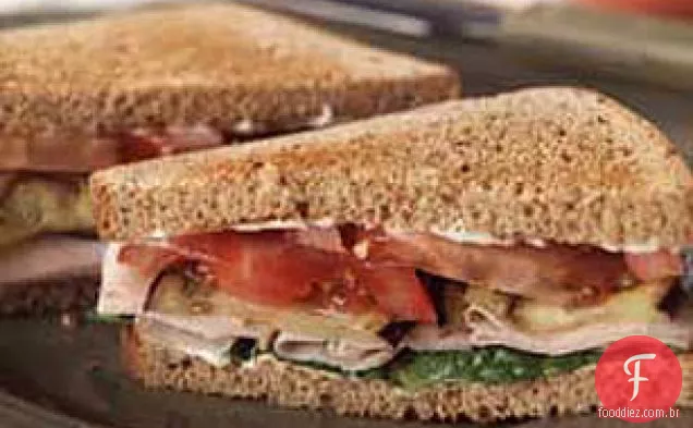 Sanduíche de Peru, berinjela e tomate