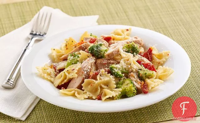 Frango e macarrão misture com tomates secos ao sol
