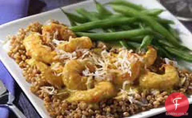 Camarão de coco com curry com bagas de trigo