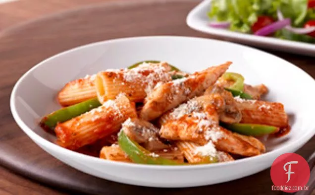 Refogue o frango com cogumelos e pimentões