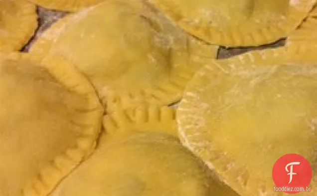 Ravioli de cogumelos e espinafre com molho de manteiga de Cebolinha