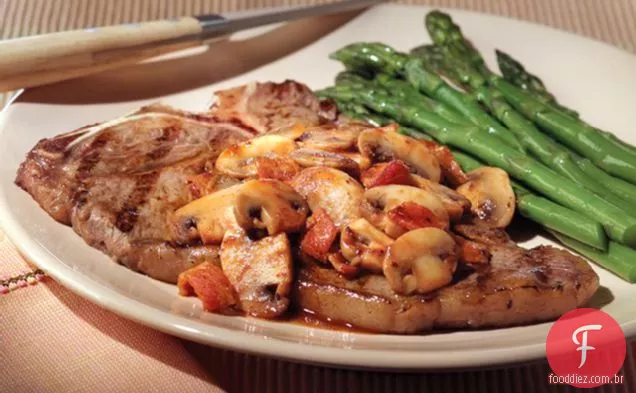 Bife T-Bone com molho de Bacon e cogumelos