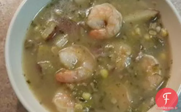 Sopa de alho-poró e batata com camarão e milho