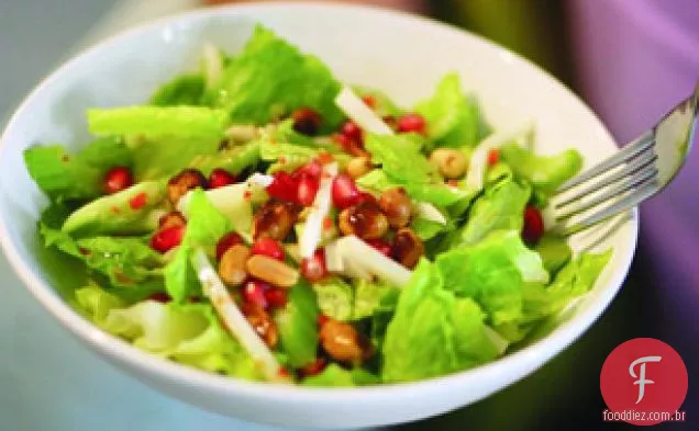 Salada Romaine com amendoim picante e sementes de romã