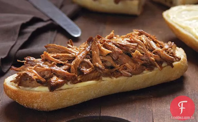 Slow-Cooker Laranja-churrasco puxado sanduíches de porco