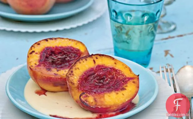 Pêssego Brûlée com mel Crème Anglaise