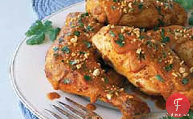 Frango assado em molho de amendoim-Toupeira