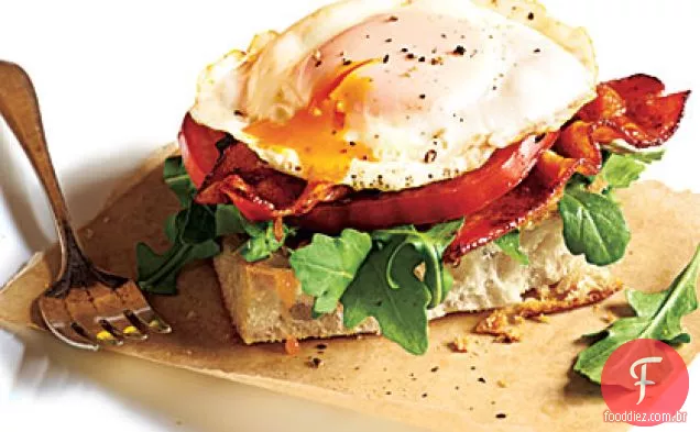 Sanduíches de ovo frito BLT
