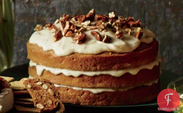 Bolo de especiarias de cenoura e maçã com cobertura de manteiga dourada